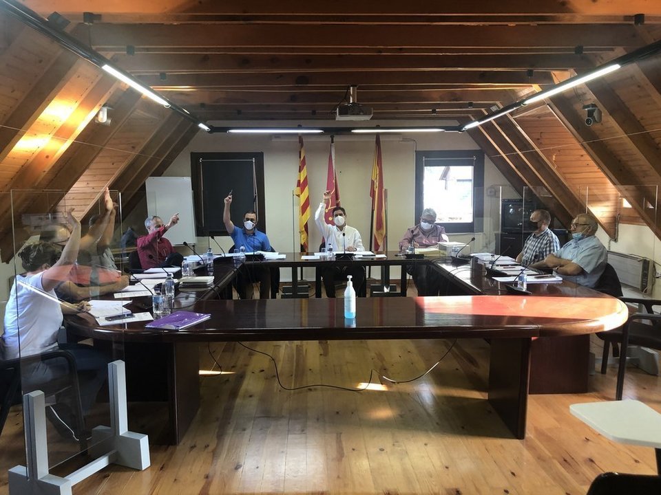 Pla general de la votació de la proposta de canvi d'us de locals comercials al ple de l'Ajuntament de Naut Aran, a Salardú. Imatge del 17 de setembre del 2020. (horitzontal)