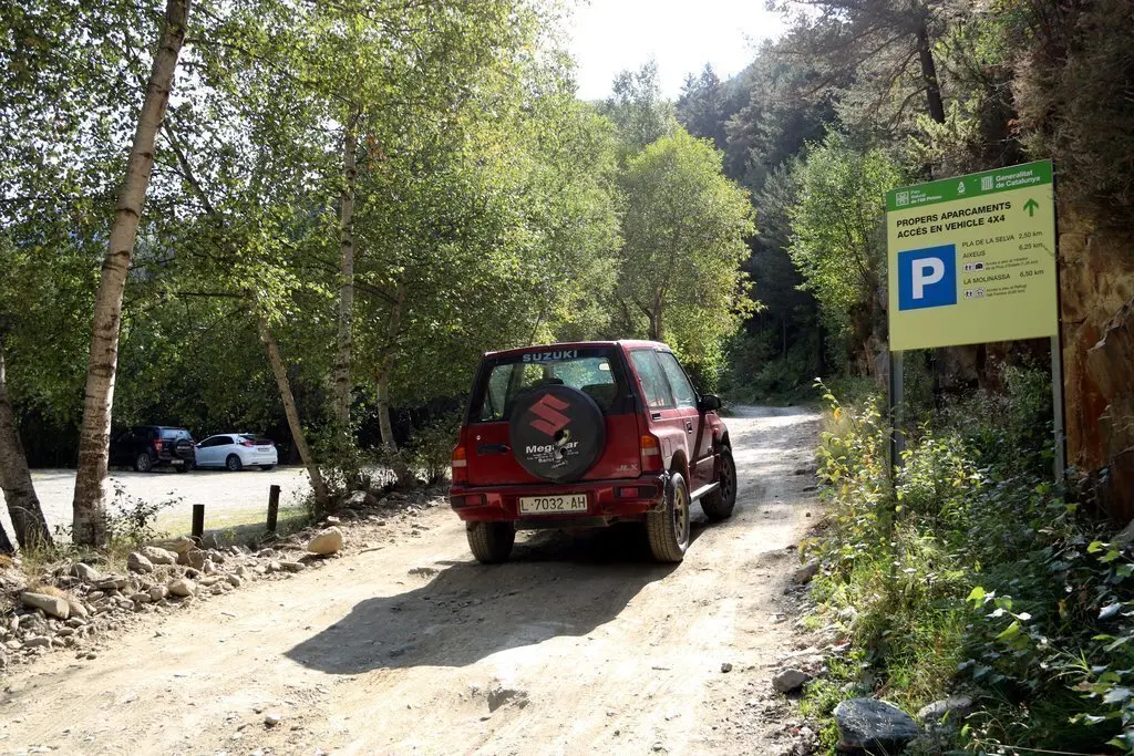 Un vehicle circulant per la pista que dona acc&eacute;s a l'aparcament de la Pica d'Estats. Imatge del 17 de setembre del 2020. (horitzontal)