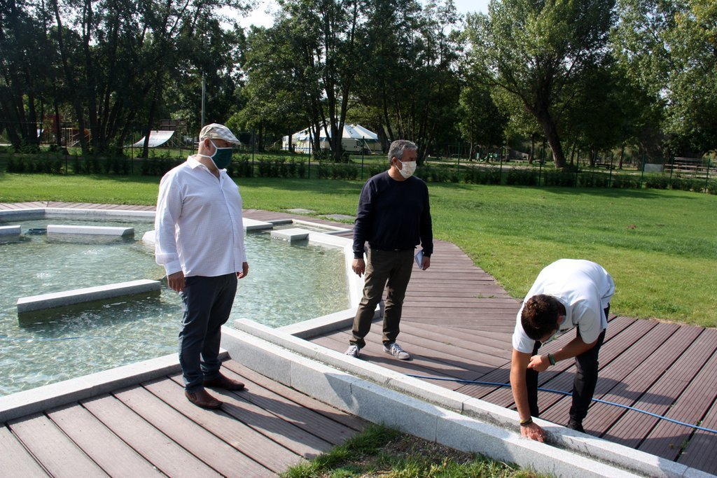 Pla obert de l'alcalde de Llívia, Elies Nova, amb el primer tinent d'alcalde, Roger Alsina, comprovant la temperatura de l'aigua dels banys termals de Llívia (Cerdanya). Imatge del 17 de setembre de 2020 (Horitzontal).