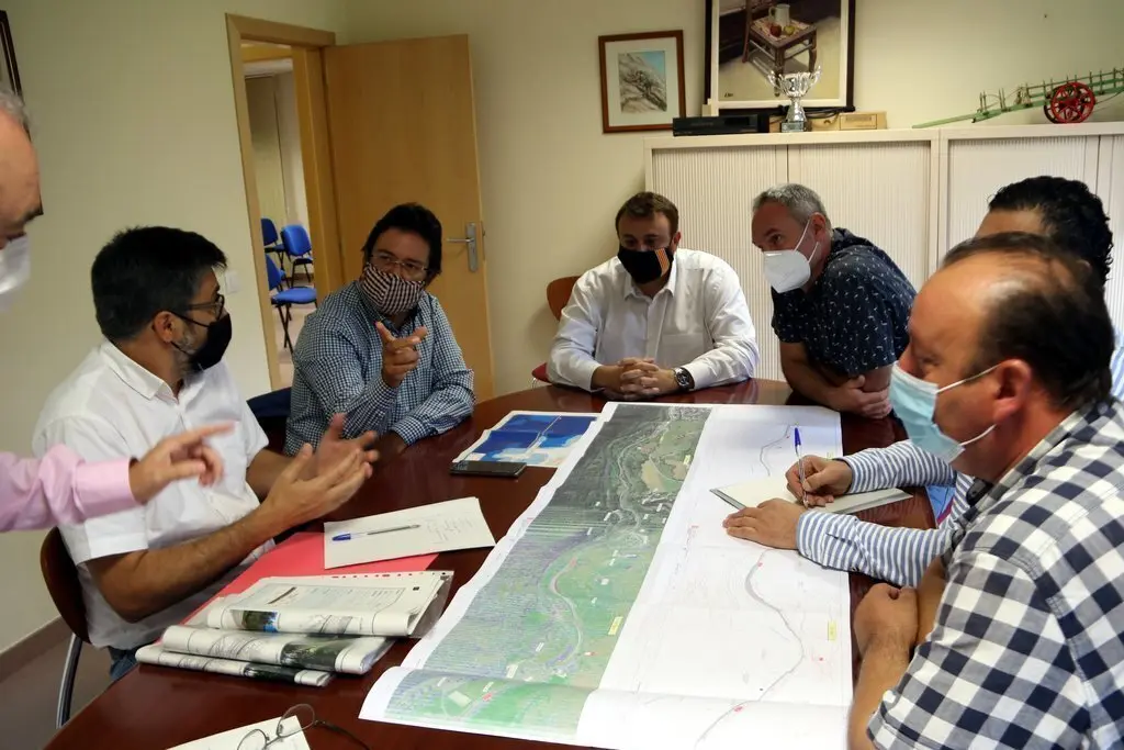 El secretari d&rsquo;Infraestructures i Mobilitat, Isidre Gav&iacute;n, reunit amb els alcaldes de Rialp, Gerard Sabarich, i de Sort, Raimon Monterde, per a tractar  el projecte de via ciclista entre els dos municipis el 18 de setembre del 2020. (horitzontal)