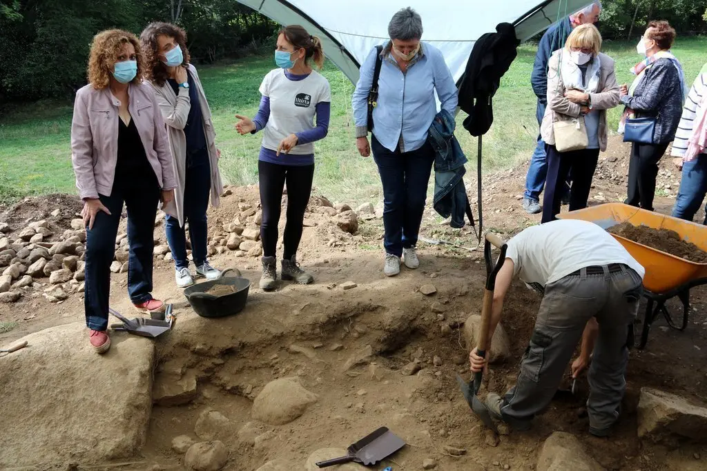 La consellera de Just&iacute;cia, Ester Capella, ha visitat els treballs arqueol&ograve;gics a la fossa de Sorpe el 21 de setembre del 2020. (horitzontal)