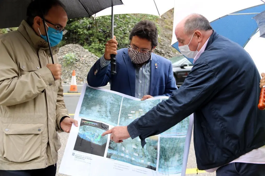El secretari d'Infraestructures i Mobilitat, Isidre Gav&iacute;n, a peu d'obres, mostra un pl&agrave;nol amb el detall de les obres que s'han fet a la C-13. Imatge del 18 de setembre del 2020. (horitzontal)