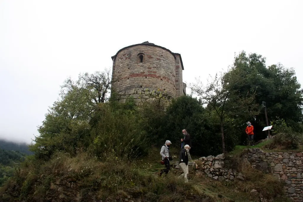Pla obert on es veuen diversos ve&iuml;ns del nucli de Pedra, a Bellver de Cerdanya, baixant pel cam&iacute; que va des del poble fins a l'esgl&eacute;sia de Sant Juli&agrave; de Pedra. Imatge del 22 de setembre de 2020 (Horitzontal).