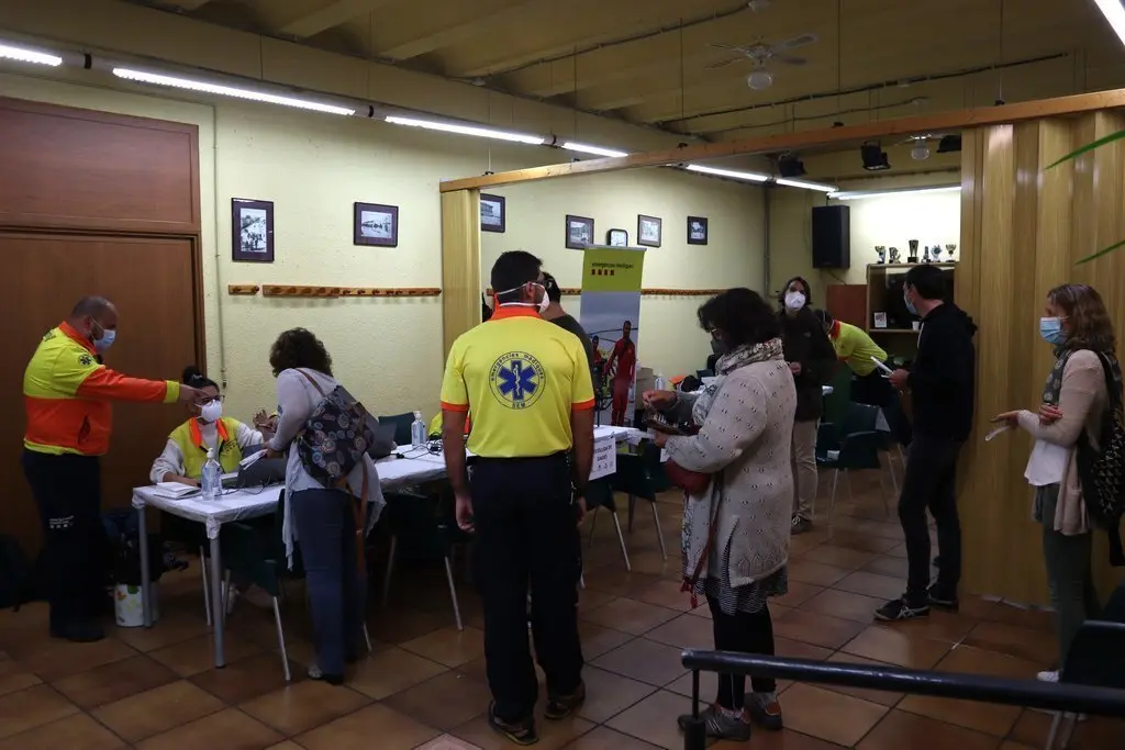 Pla general de la sala on es duu a terme el cribratge de covid-19 a Puigcerd&agrave;, on es veu diverses persones esperant per fer-se la prova. Imatge del 9 de setembre de 2020 (Horitzontal).