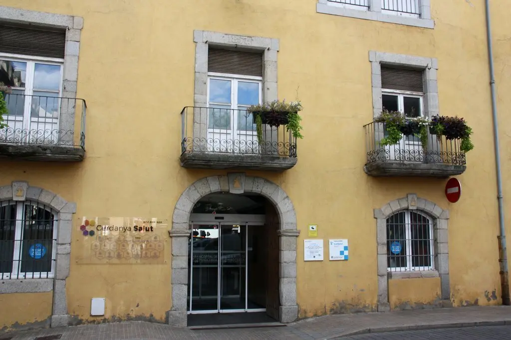 Pla obert on es veu part de la fa&ccedil;ana de l'antic hospital de Puigcerd&agrave;. Imatge del 23 de setembre de 2020 (Horitzontal).