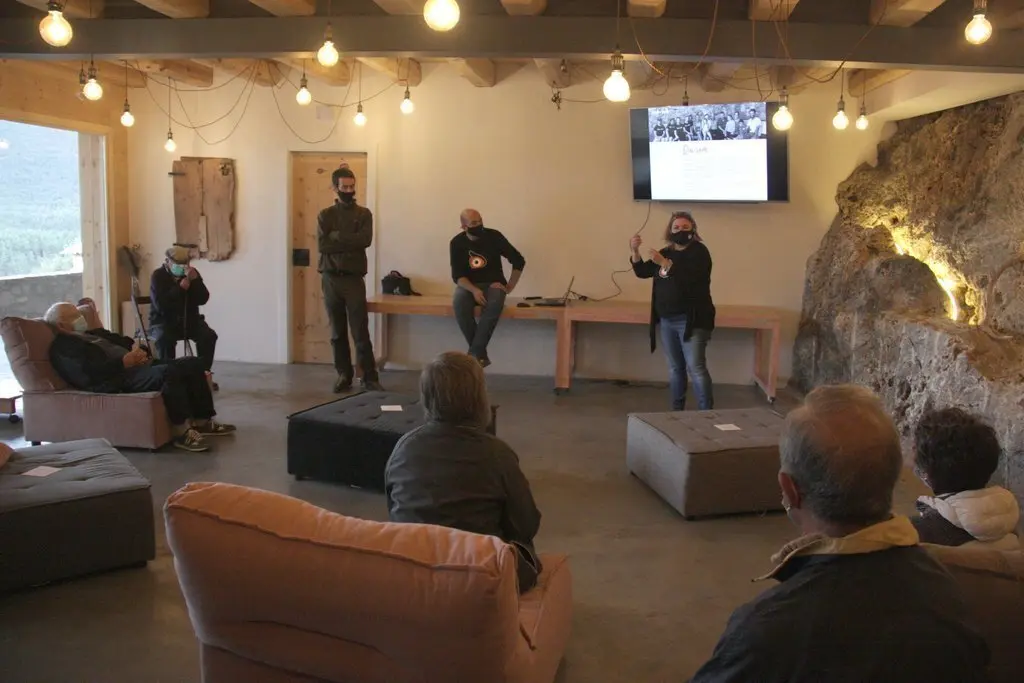Pla general de la presentaci&oacute; de la cooperativa Boumort Ind&ograve;mit Ecoturisme a diversos agents del territori duta a terme a l'allotjament rural Cal Rossa de Ta&uacute;s, a les Valls d'Aguilar (Alt Urgell). Imatge del 28 de setembre de 2020 (Horitzontal).