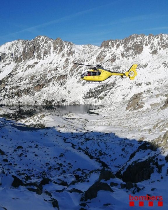 Un helicòpter dels Bombers de la Generalitat que participa en la cerca de la parella desapareguda al Parc Nacional d'Aigüestortes, el 29 de setembre del 2020. (Vertical)