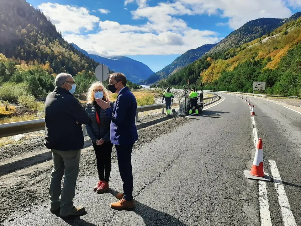 Pla general  on es pot veure el subdelegat de govern espanyol a Lleida, Jos&eacute; Cresp&iacute;n, i la subdelegada d'Osca, Silvia Salazar, visitant els treballs d'adequaci&oacute; de l'N-230, el 5 d'octubre del 2020. (horitzontal)