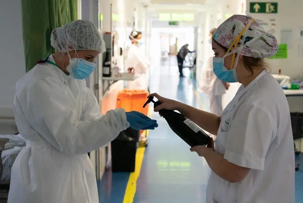 Metges de l'Hospital Cl&iacute;nic treballen durant la pand&egrave;mia de covid-19 el 20 d'abril del 2020.  (Horitzontal)