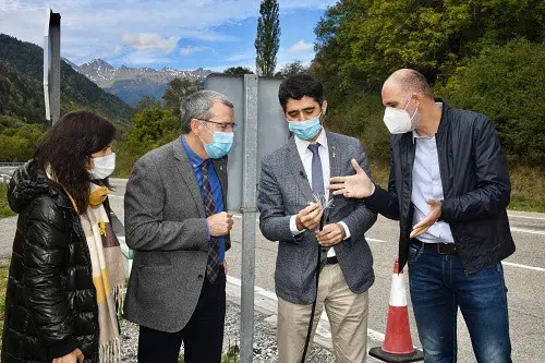Pla general del conseller de Pol&iacute;tiques Digitals, Jordi Puigner&oacute;, acompanyat del s&iacute;ndic d'Aran, Franc&egrave;s Boya, visitant les obres de la fibra &ograve;ptica a l'Aran. Imatge del 9 d'octubre del 2020. (horitzontal)
