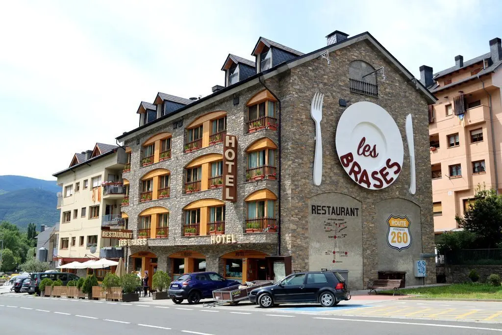 Pla general de l'Hotel Les Brases de Sort, al Pallars Sobir&agrave;, el 12 de maig del 2020. (horitzontal)