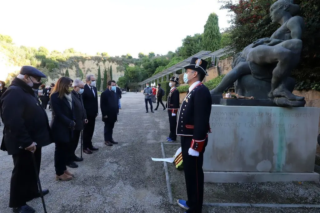 Pla general del vicepresident, Pere Aragon&egrave;s, la consellera Meritxell Bud&oacute; i el president inhabilitat Quim Torra davant la tomba de Llu&iacute;s Companys el 15 d'octubre del 2020 (horitzontal)