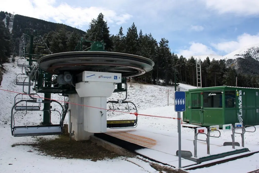 Pla obert del telecadira del Trampol&iacute; de l'estaci&oacute; d'esqu&iacute; de La Molina (Cerdanya). Imatge del 15 d'octubre de 2020 (Horitzontal).