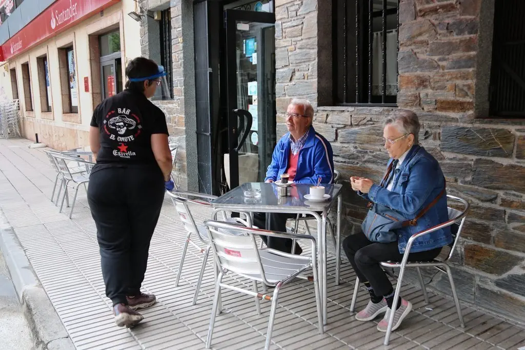 Una parella a una terrassa de bar de Sort l'11 de maig del 2020. (horitzontal)