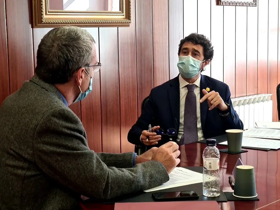 Pla mig del conseller de Territori, Dami&agrave; Calvet, parlant amb el s&iacute;ndic d'Aran, Franc&eacute;s Boya, el 10 d'octubre del 2020. (horitzontal)