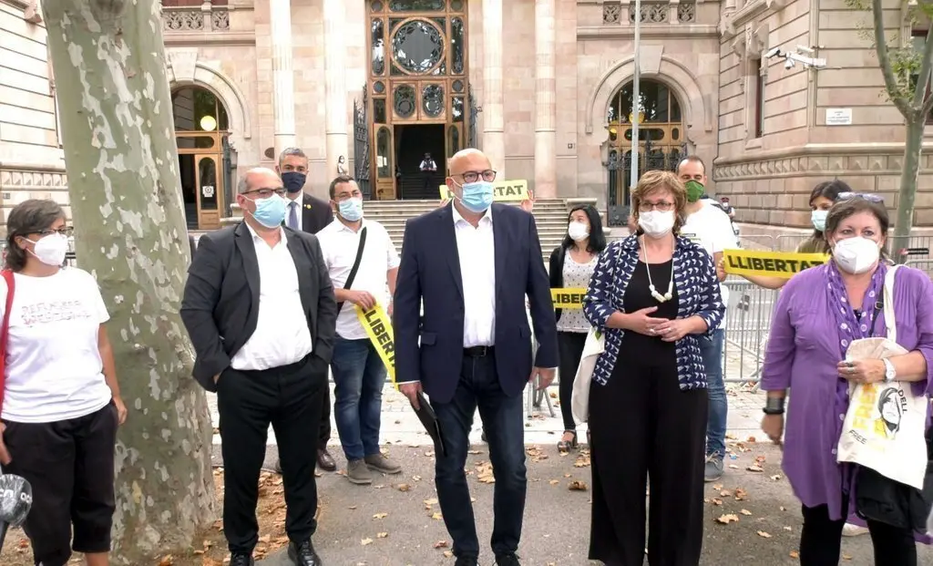 Pla mitj&agrave; dels cinc acusats en el judici contra l'antiga Mesa del Parlament i Mireia Boya, davant del TSJC, abans d'entrar a l'&uacute;ltima sessi&oacute;, el 24-7-20 (horitzontal).