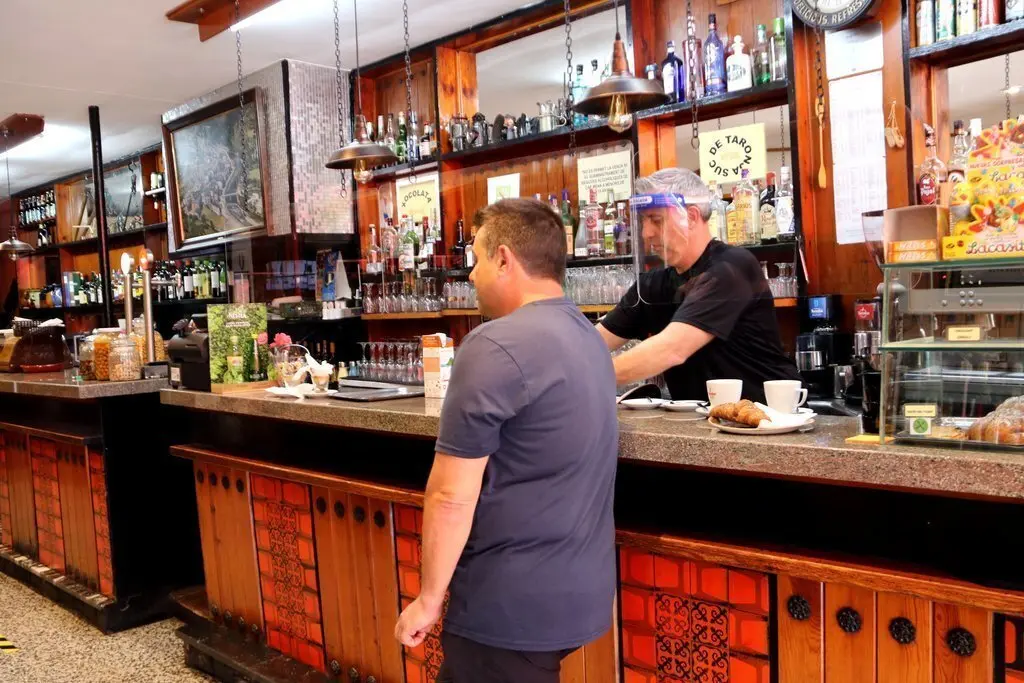Un client a la barra d'un bar a Sort el 8 de juny del 2020. (horitzontal)