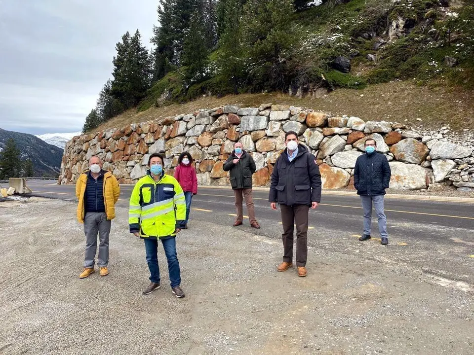 Pla general del secretari d&rsquo;Infraestructures i Mobilitat, Isidre Gav&iacute;n, a  la C-28 a Naut Aran, el conseller de Territori, del Govern aran&egrave;s, Francisco Bruna, i l'alcalde de Naut Aran, C&eacute;sar Ruiz-Canela. Imatge del 27 d'octubre del 2020. (horitzontal)