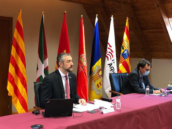 Pla mig del conseller d'Acció Exterior, Bernat Solè a la reunió de la  Comunitat de Treball dels Pirineus el 28 d'octubre del 2020. (horitzontal)