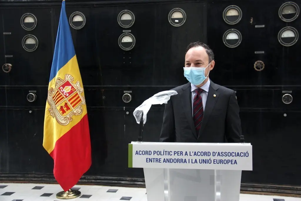 Pla mitj&agrave; del cap de govern d'Andorra, Xavier Espot, parlant de la signatura d'un pacte sobre la negociaci&oacute; de l'acord d'associaci&oacute; amb la UE amb la resta de grups parlamentaris del pa&iacute;s, el 26 d'octubre de 2020 (Horitzontal).