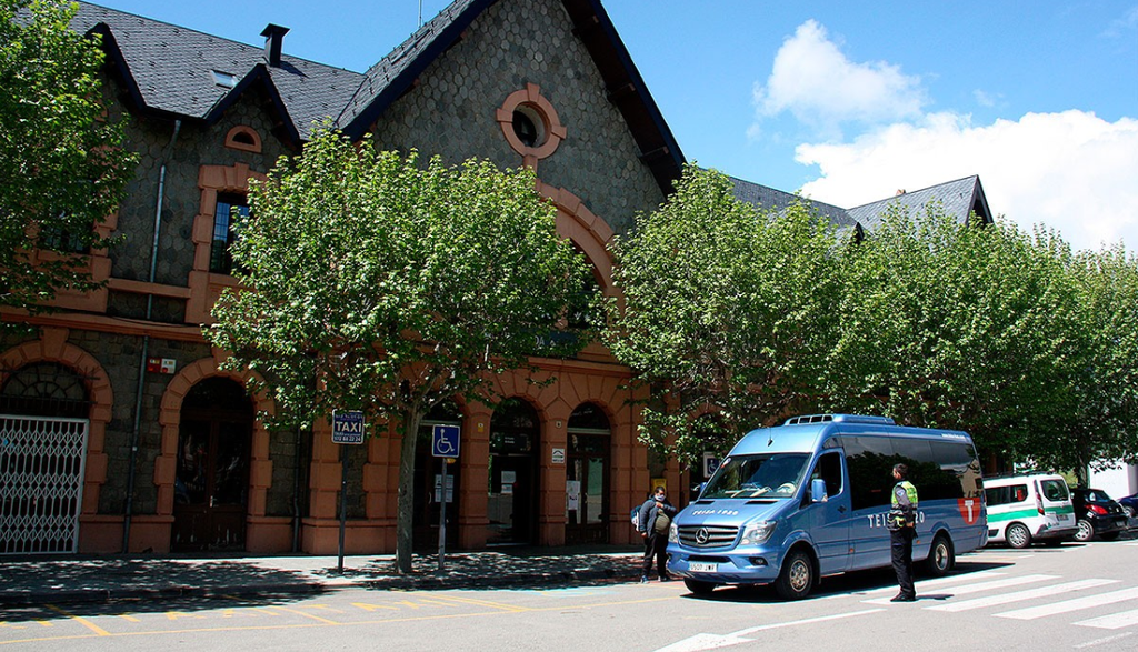 Bus davant l'estaci&oacute; de tren de Puigcerd&agrave;