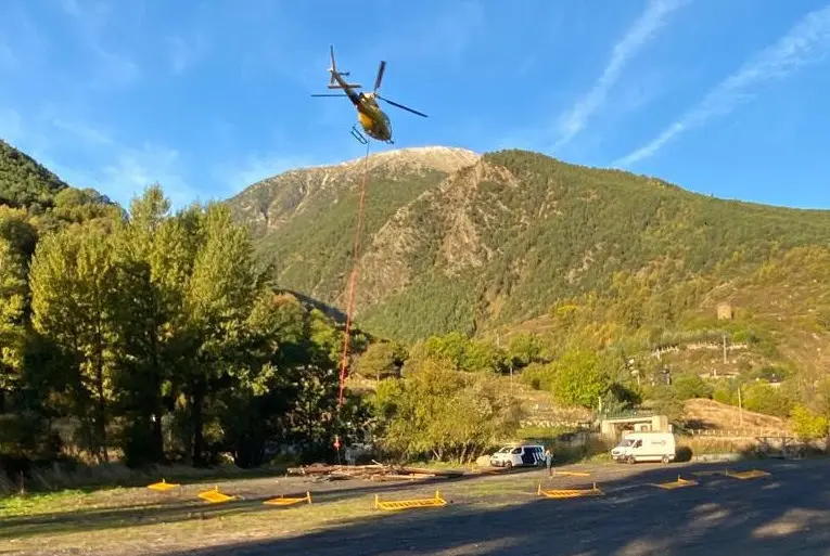 Pla obert on es veuen els treballs de retirada d'una l&iacute;nia al Parc Nacional d'Aig&uuml;estortes i Estany de Sant Maurici amb l'ajuda d'un helic&ograve;pter. Imatge facilitada per Endesa l'11 de novembre de 2020 (Horitzontal).