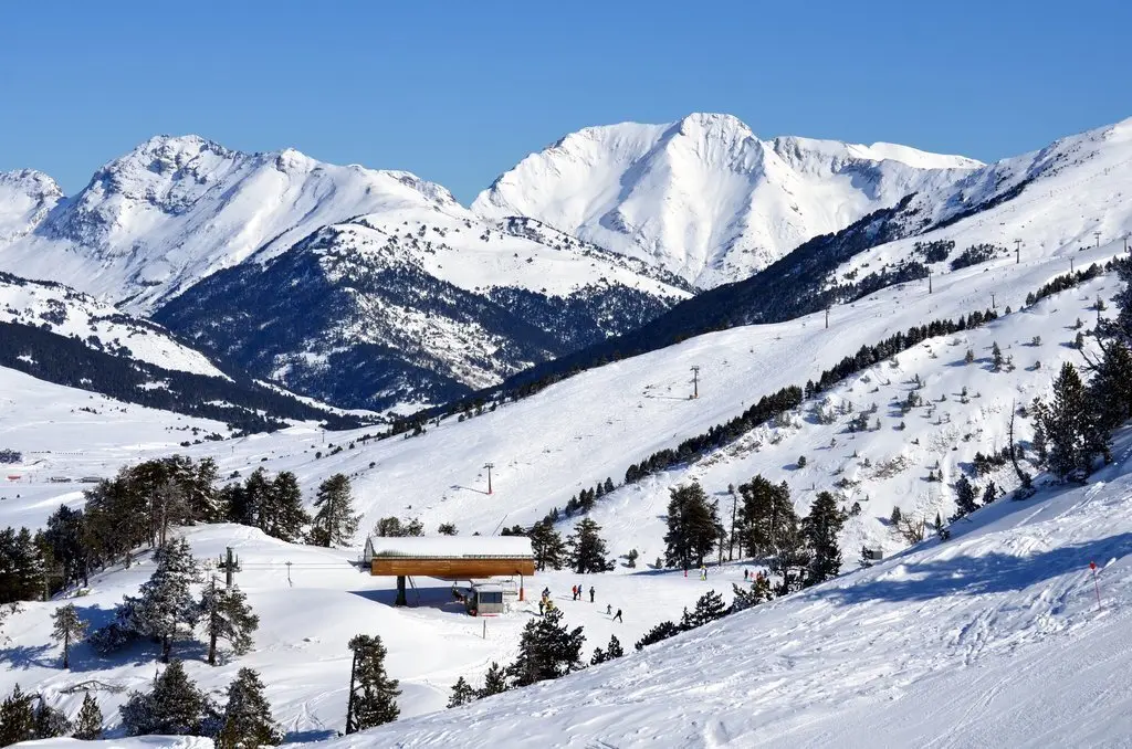 Pla general de l'estaci&oacute; de Baqueira Beret ben nevada. (horitzontal)