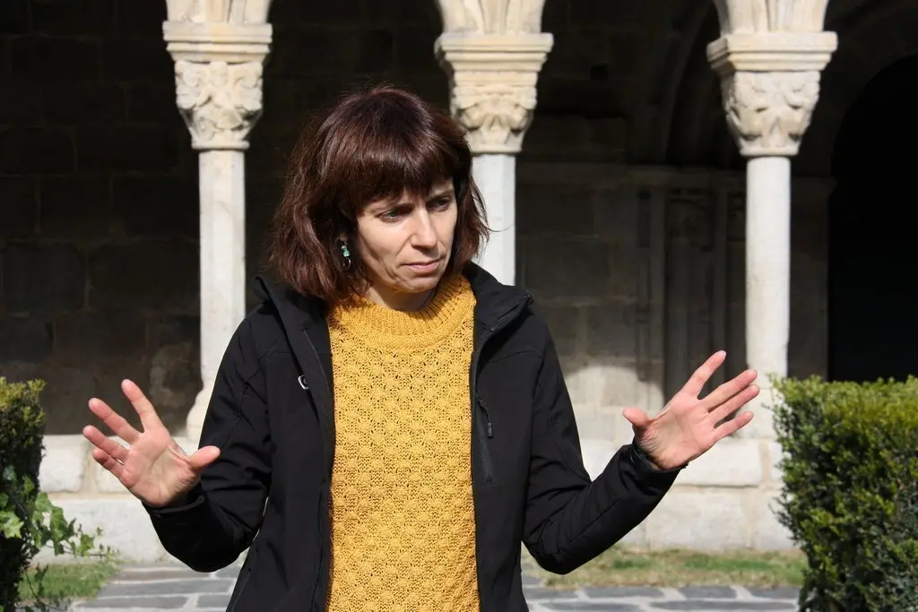 Pla mitj&agrave; de la delegada de patrimoni del Bisbat d'Urgell, Clara Arbu&eacute;s, presentant una nova activitat del Museu Dioces&agrave; d'Urgell per a fam&iacute;lies als claustres de la Catedral de Santa Maria d'Urgell. Imatge del 12 de novembre de 2020 (Horitzontal).