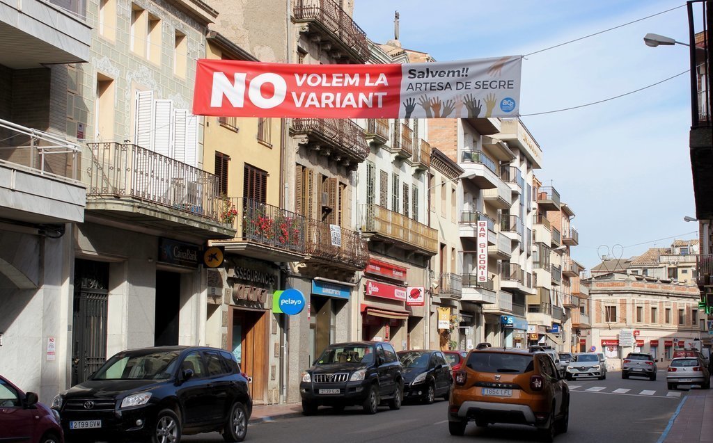 Imatge de la pancarta contra la construcció de la segona variant d'Artesa de Segre, el 16 de novembre del 2020. (Horitzontal)