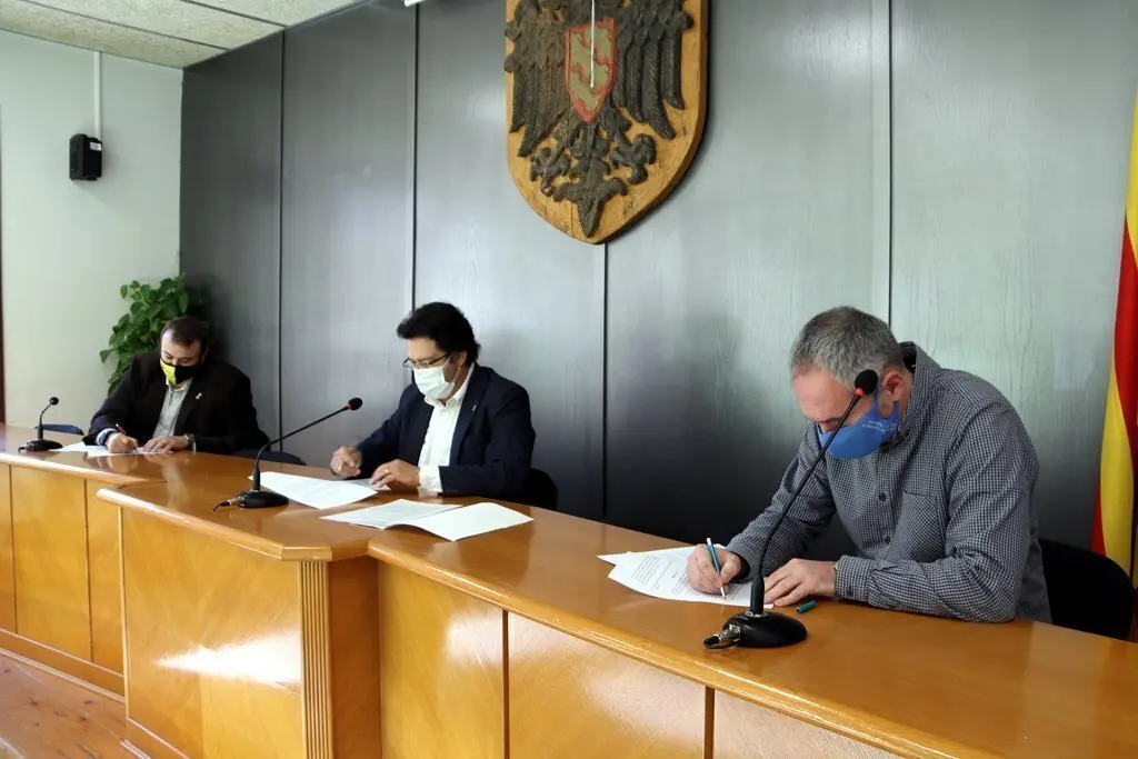Pla general de la signatura del conveni per una futura via verda entre Sort i Rialp per part del secretari d'Infraestructures, Isidre Gav&iacute;n, l'alcalde de Sort i l'alcalde de Rialp el 20 de novembre del 2020. (horitzontal)