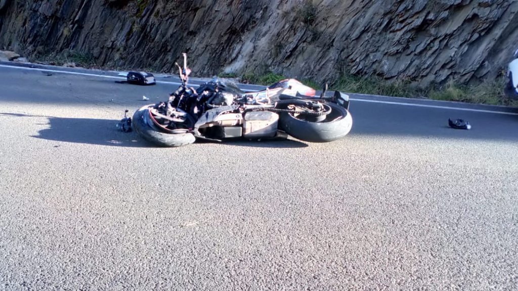 Pla general de la motocicleta accidentada al mig de la calçada. Imatge del 23 de novembre del 2020. (horitzontal)