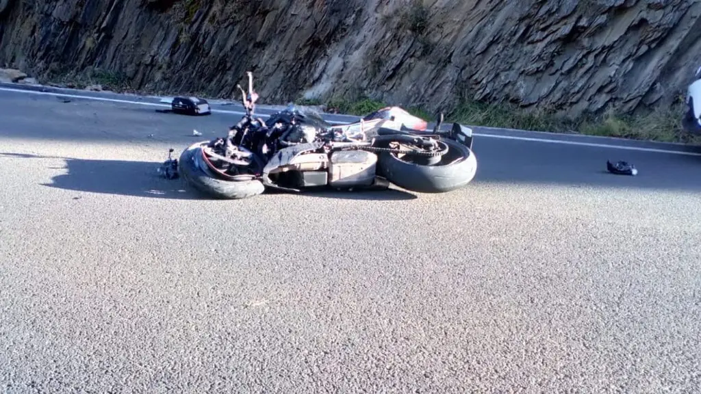 Pla general de la motocicleta accidentada al mig de la cal&ccedil;ada. Imatge del 23 de novembre del 2020. (horitzontal)