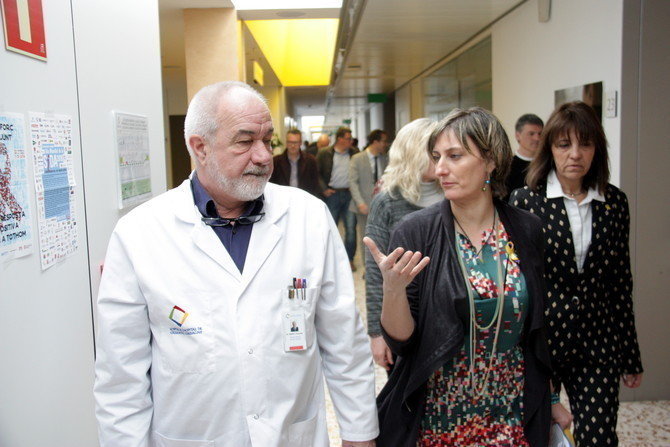 Pla americà de la consellera de Salut, Alba Vergés, visitant les instal·lacions de l'Hospital de Cerdanya amb el seu director, Francesc Bonet, i altres autoritats. Imatge del 22 de febrer de 2019 (Horitzontal). 