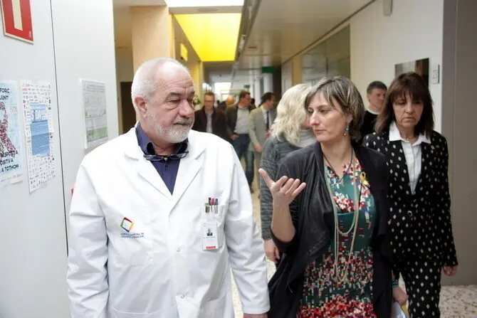 Pla americ&agrave; de la consellera de Salut, Alba Verg&eacute;s, visitant les instal&middot;lacions de l'Hospital de Cerdanya amb el seu director, Francesc Bonet, i altres autoritats. Imatge del 22 de febrer de 2019 (Horitzontal). 