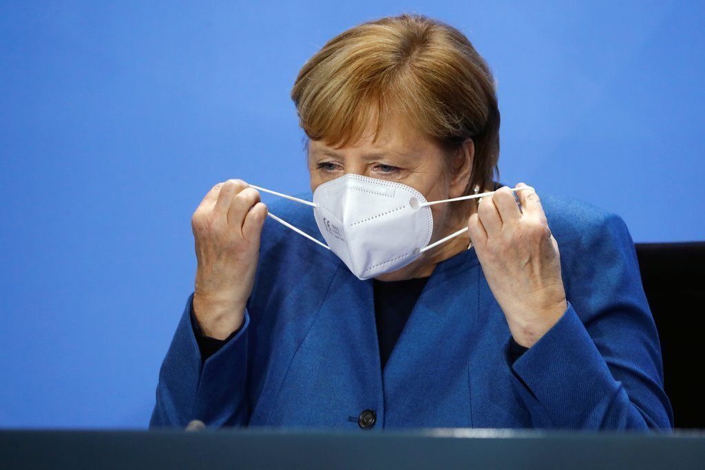 La cancellera alemanya Angela Merkel es treu la mascareta després d’arribar a una roda de premsa a la cancelleria de Berlín, Alemanya, el 28 d’octubre de 2020. (Horitzontal)