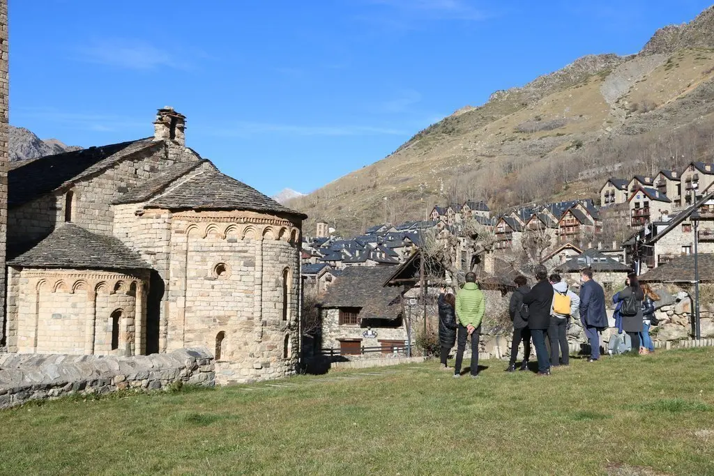 Pla general de la visita guiada que s'ha fet a Sant Climent de Ta&uuml;ll per celebrar els 20 anys de la declaraci&oacute; de la UNESCO Patrimoni de la Humanitat a les esgl&eacute;sies. Imatge del 30 de novembre del 2020. (horitzontal)