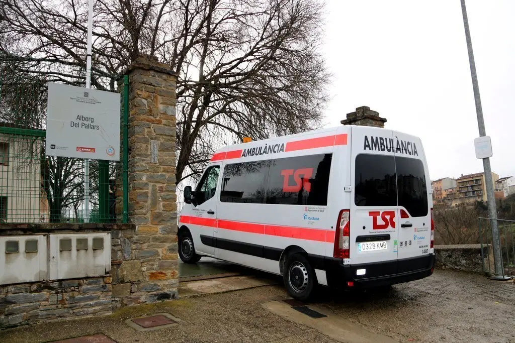 Pla general d'una ambul&agrave;ncia entrant a l'alberg de Tremp el 7 de desembre del 2020 amb pacients de l'Hospital del Pallars. (horitzontal)
