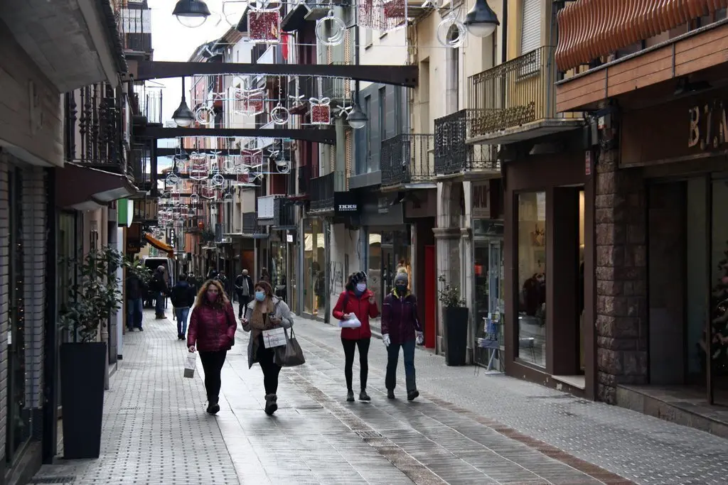 Pla general de l'ambient de gent d'aquest divendres al carrer Major de Puigcerd&agrave;, primer dia del pont de la Pur&iacute;ssima per a les persones que hi han arribat abans del confinament municipal de cap de setmana. imatge del 4 de desembre de 2020 (Horitzontal).