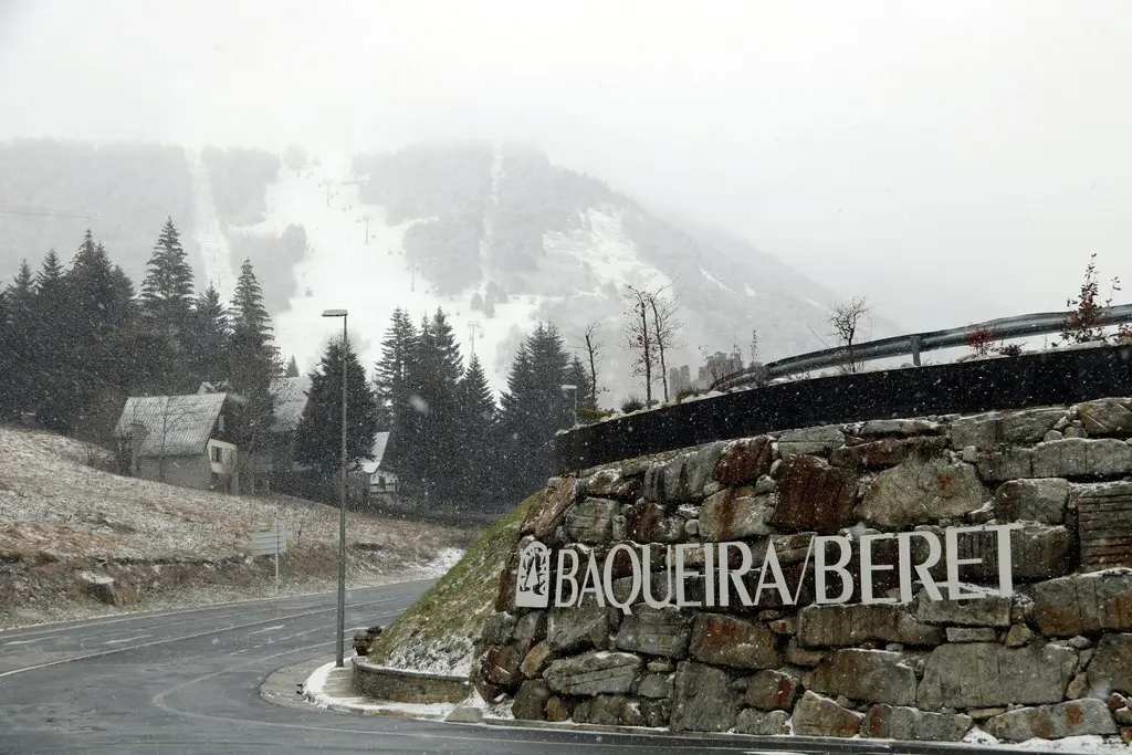 Pla de detall d'un r&egrave;tol que anuncia Baqueira Beret, amb l'estaci&oacute; al fons. Imatge del 2 de desembre del 2020. (horitzontal)