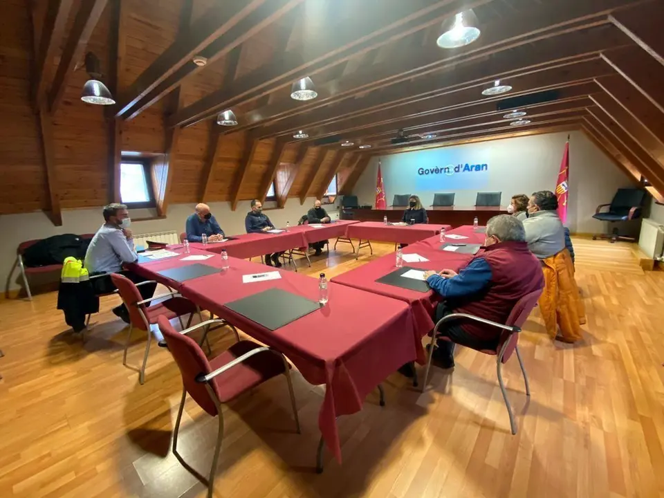 Pla general de la reuni&oacute; entre el Conselh Generau d'Aran, l'estaci&oacute; d'esqu&iacute; Baqueira Beret, el Gremi d'Hostaleria i Mossos d'Esquadra el 10 de desembre del 2020. (horitzontal)