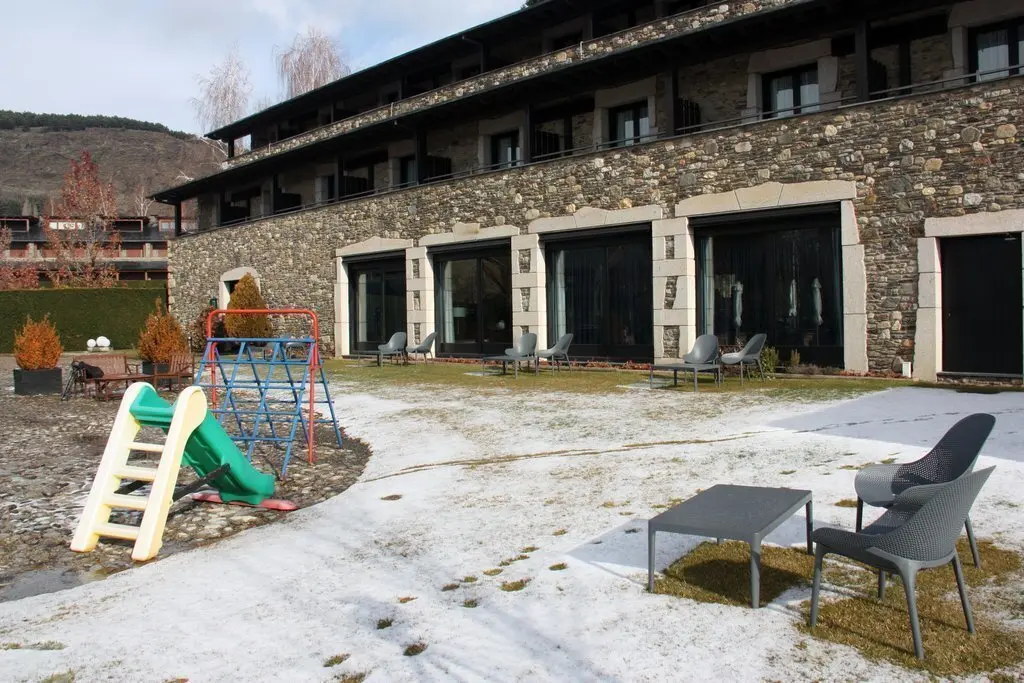 Pla obert de la fa&ccedil;ana de l'Hotel Bernat de So de Ll&iacute;via (Cerdanya) on es veu una mica de neu a l'entrada. Imatge de l'11 de desembre de 2020 (Horitzontal).