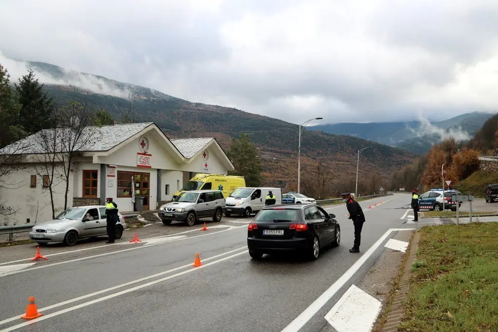 Pla general d'un control de mobilitat que els Mossos d'Esquadra han fet a la N-260 a l'entrada de Sort, el 4 de desembre del 2020. (horitzontal)
