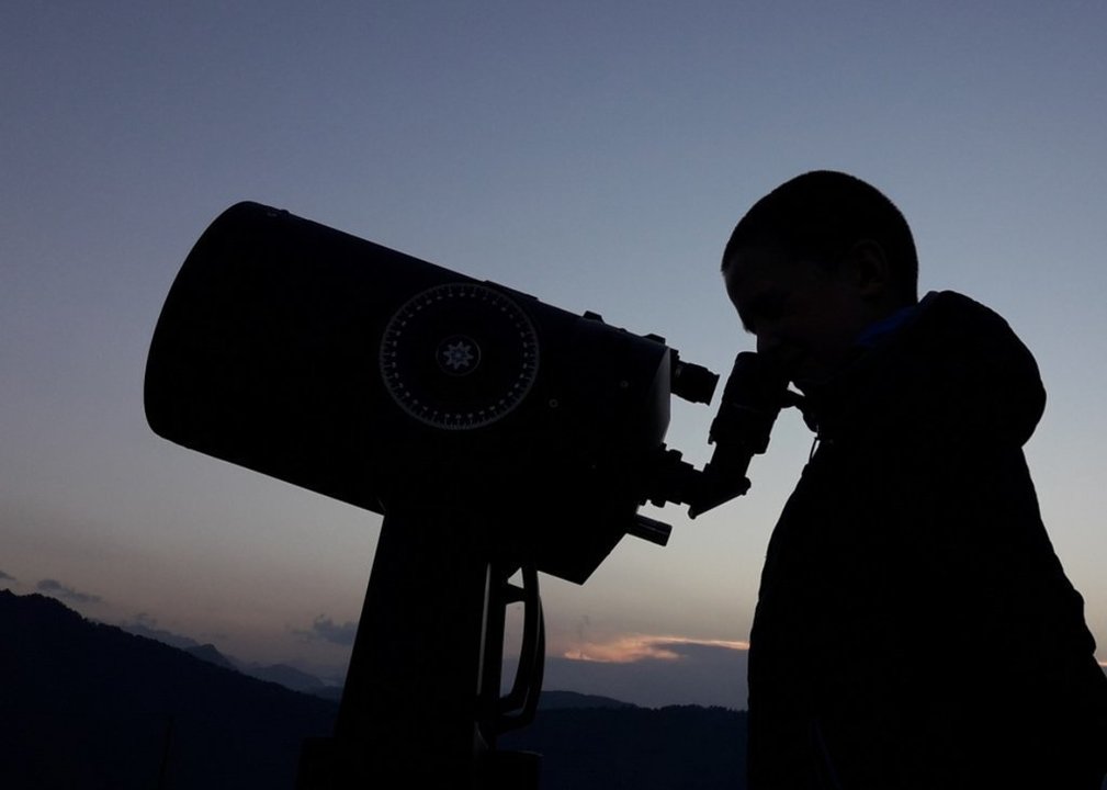 Una persona observa en un dels telescopis del Centre d'Observació de l'Univers del Parc Astronòmic del Montsec, en una imatge d'arxiu. (Horitzontal) 
