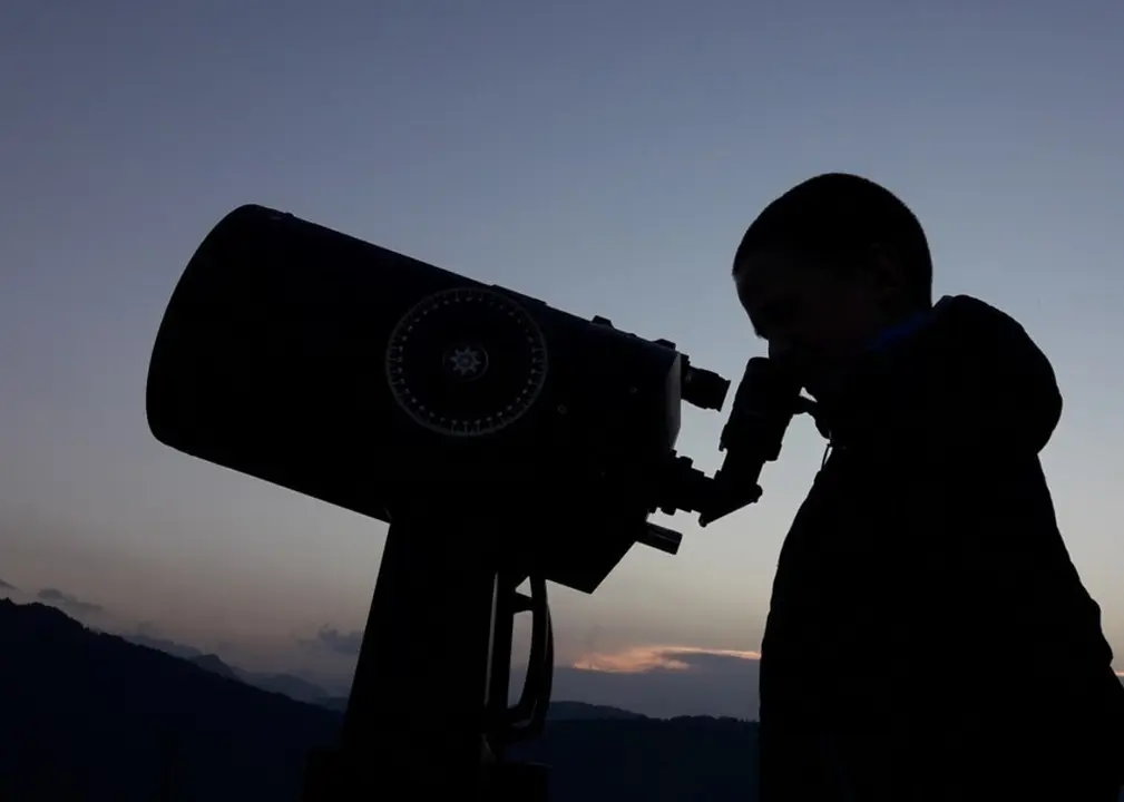 Una persona observa en un dels telescopis del Centre d'Observaci&oacute; de l'Univers del Parc Astron&ograve;mic del Montsec, en una imatge d'arxiu. (Horitzontal) 