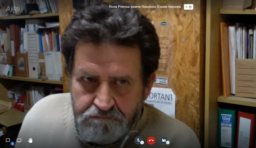 Pla curt del portaveu d'Ipcena, Joan V&agrave;zquez, durant la roda de premsa telem&agrave;tica per explicar la sent&egrave;ncia del TSJC sobre el recurs presentat respecte al projecte d'ampliaci&oacute; de Baqueira Beret al Pallars Sobir&agrave;, el 16 de desembre de 2020 (Horitzontal9.