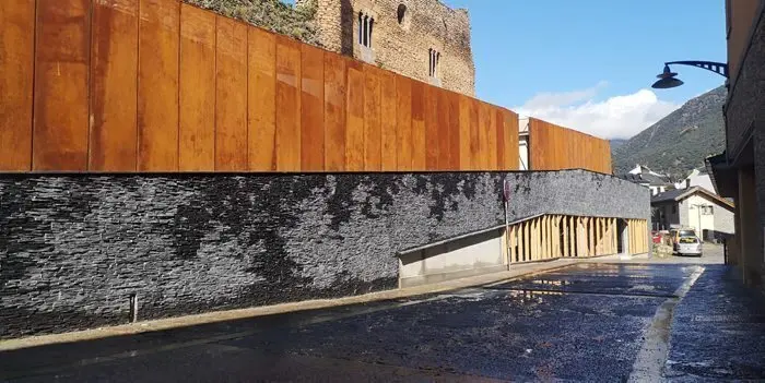 Pla obert de l'exterior de l'edifici de la Biblioteca central comarcal del Pallars Sobir&agrave;, a Sort. Imatge facilitada el 16 de desembre de 2020 (Horitzontal).