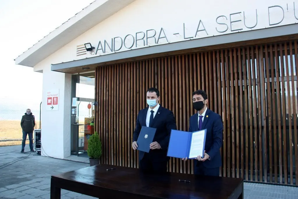 Pla americ&agrave; del conseller de Territori, Dami&agrave; Calvet, i el ministre de Presid&egrave;ncia, Economia i Empresa d'Andorra, Jordi Gallardo, amb el conveni sobre la gesti&oacute; de l'aeroport d'Andorra - La Seu que acaben de signar, el 18 de desembre de 2020 (Horitzontal)