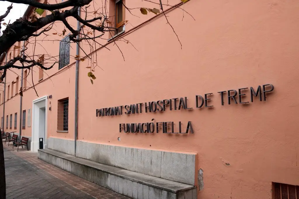 Pla de detall del r&egrave;tol de la residencia Fiella de Tremp. Imatge del 15 de desembre del 2020. (horitzontal)