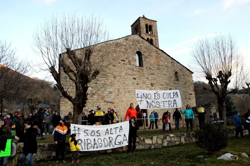 Pla general de manifestants del sector tur&iacute;stic de l'Alta Ribagor&ccedil;a davant Sant Climent de Ta&uuml;ll el 22 de desembre del 2020. (horitzontal)