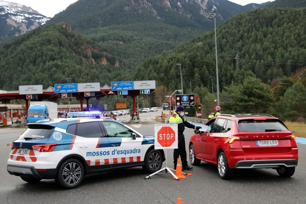 Pla general d'un control de Mossos d'Esquadra a l'entrada del t&uacute;nel del Cad&iacute; venint de la Cerdanya el 23 de desembre del 2020 (horitzontal)